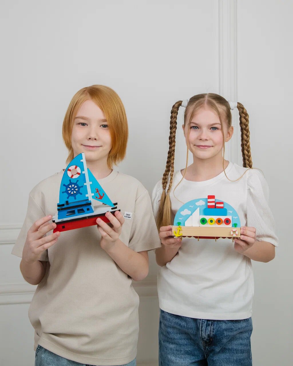 Девочка с расписными пасхальными фигурками